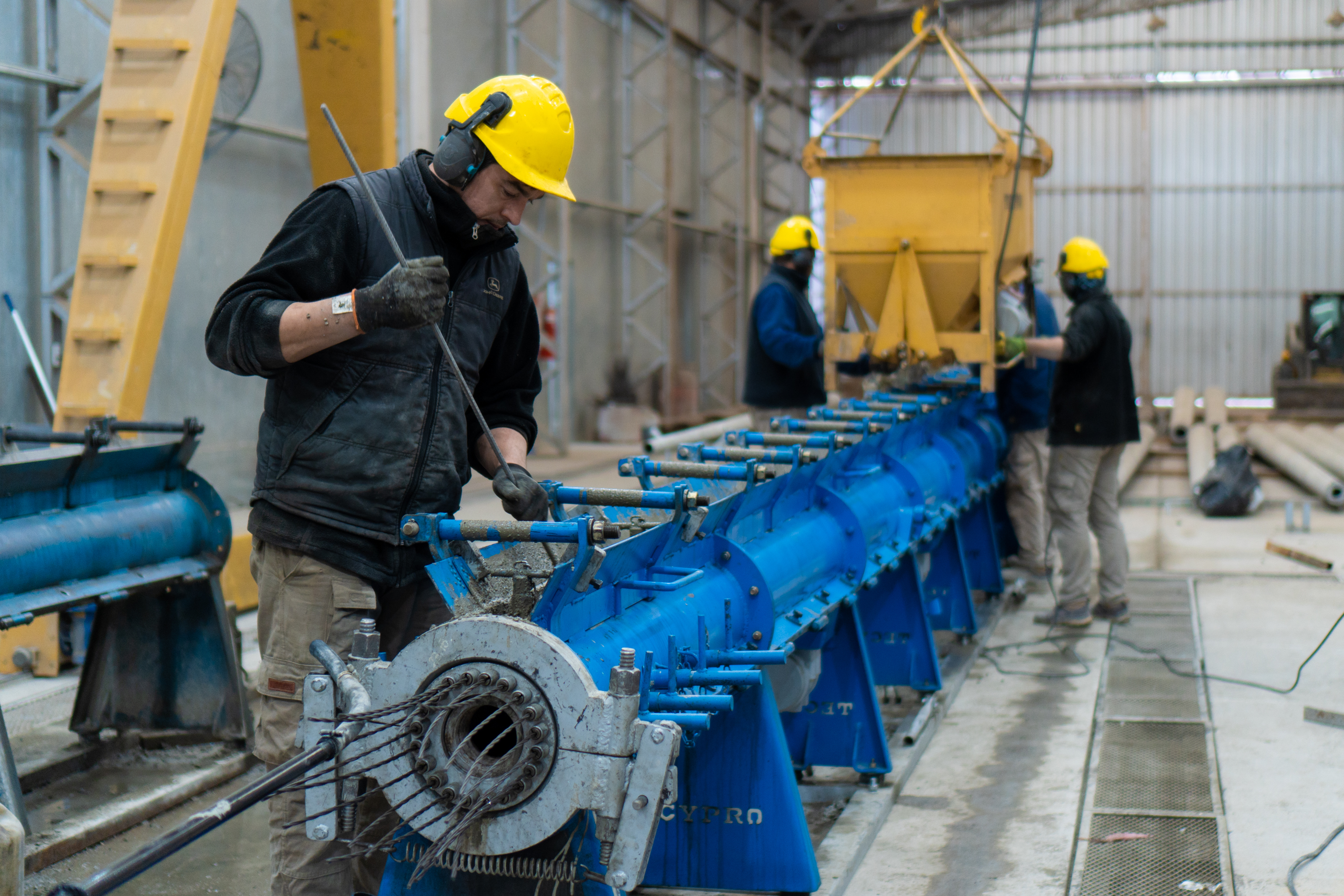 Planta industrial de encofrado y centrifugado de columnas de hormigón CEW