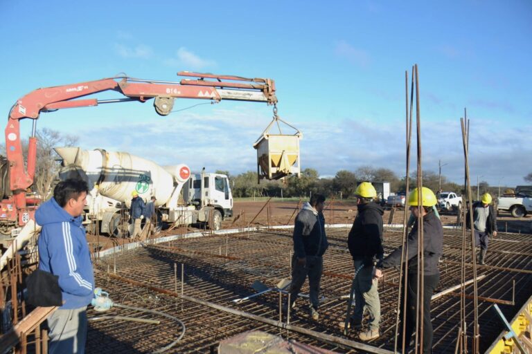 Continuamos proveyendo hormigón en la nueva pileta de Victorica